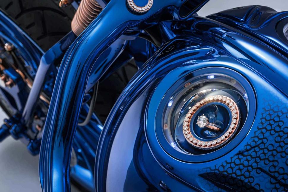 Harley-Davidson Blue Edition инкрустирован драгоценными камнями
