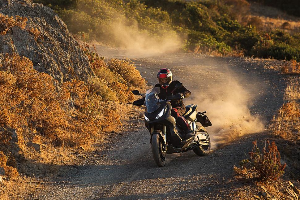 Honda X-ADV способен заехать в такие места, куда большинство скутеров и многие мотоциклы не смогут.