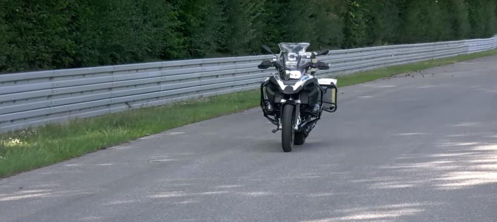 Автопилот для мотоцикла. BMW R1200GS в одиночестве проехал по треку