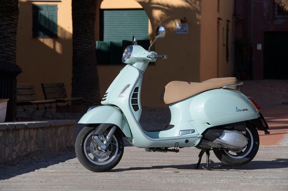 Мотоцикл Vespa GTS 300 HPE Basic 2019 обзор