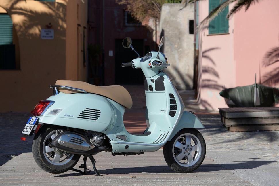 Комфорт и удобство Vespa GTS 300 75th Anniversary Limited Edition 2021