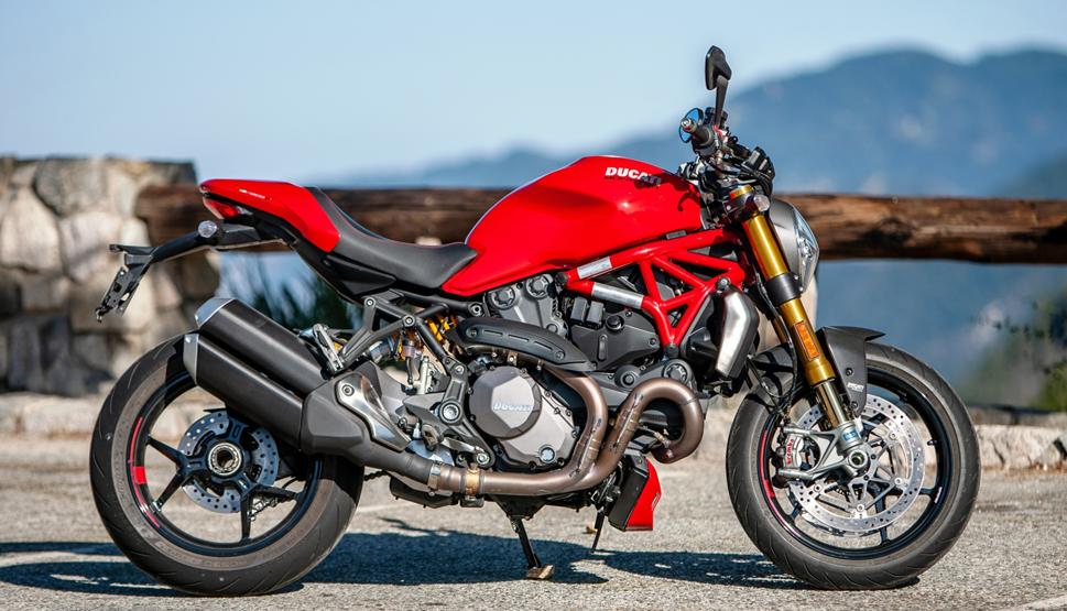 Ducati Monster 1200 s на скорости