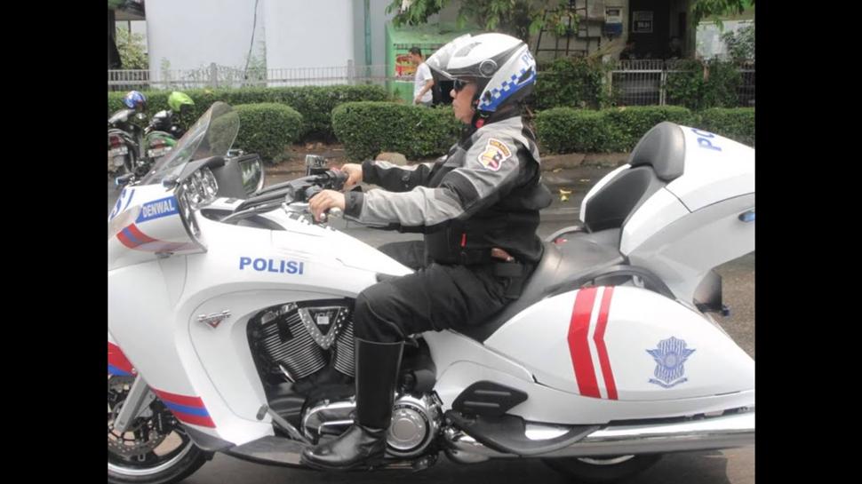 Полицейские мотоциклы Victory в Индонезии