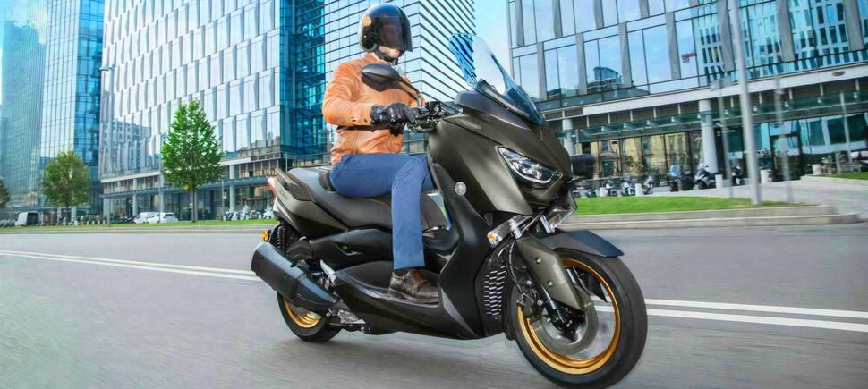 Скутеры Yamaha TMAX 2021 и Yamaha XMAX 2021