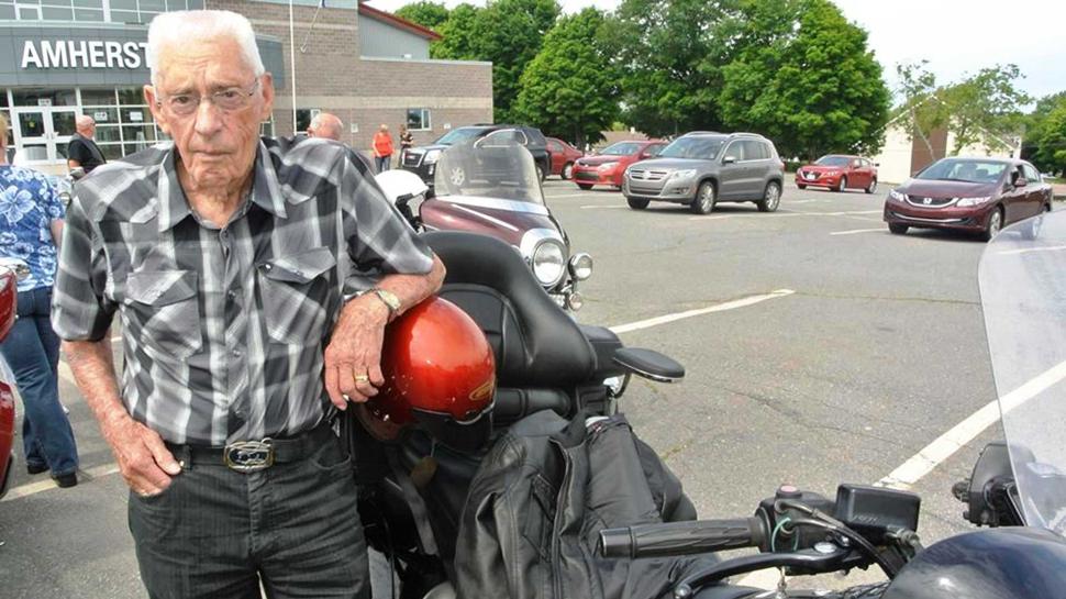 100-летний Вайман Беттс с Honda Gold Wing