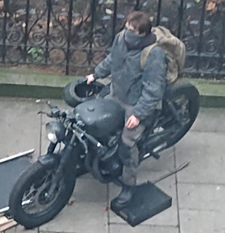 Брюс Уэйн и его мотоцикл