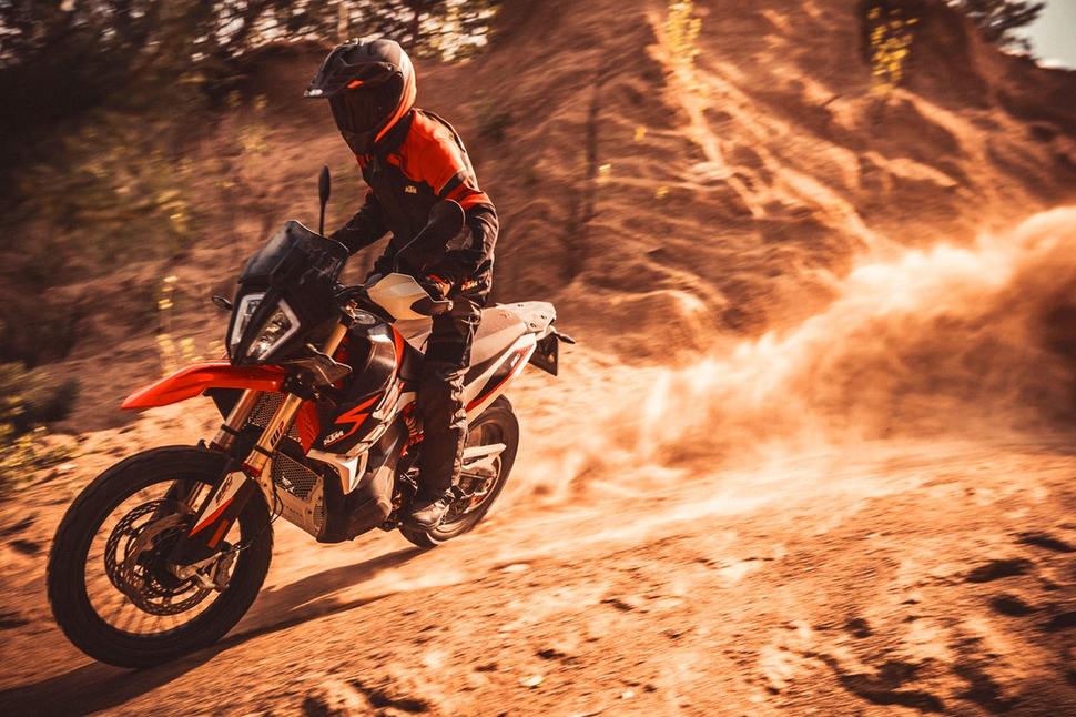 KTM 890 Adventure 2021 против KTM 890 