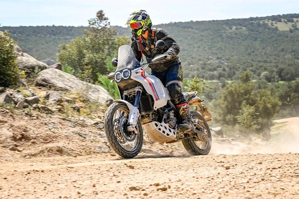 Rust rally 2024. Триумф Тайгер 900 ралли про. Triumph Tiger 900 Rally Pro. Ралли Париж Дакар мото. Эндуро Париж Дакар.