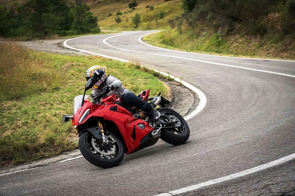Ducati Panigale 955 против Ducati Panigale V2 2025. Отзыв