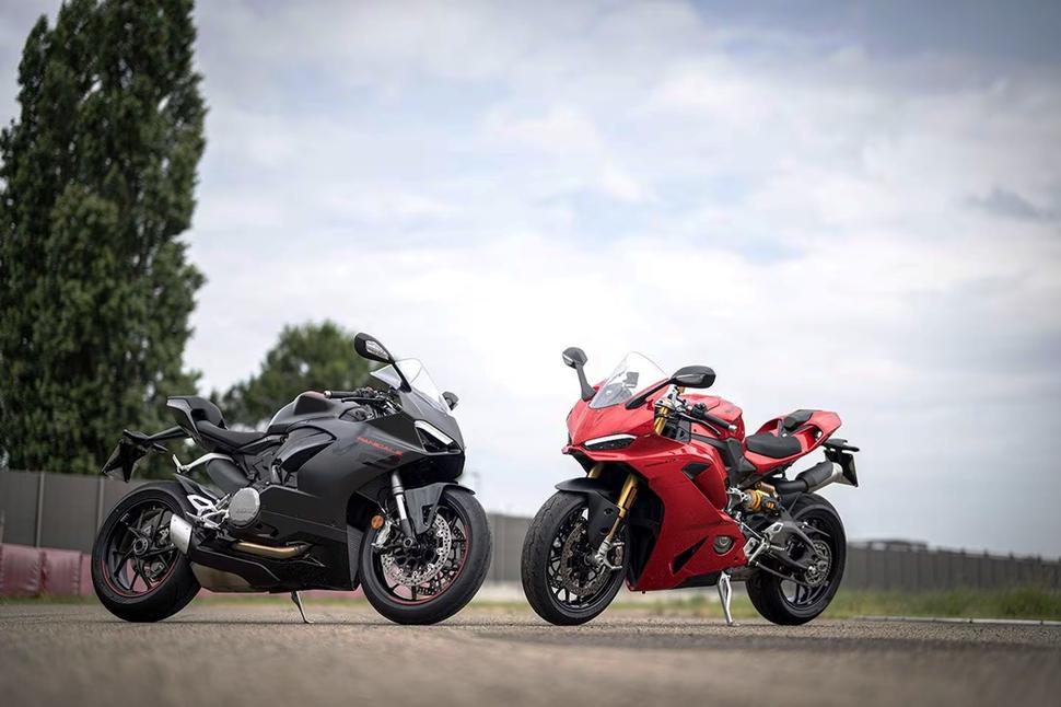 Ducati Panigale 955 против Ducati Panigale V2