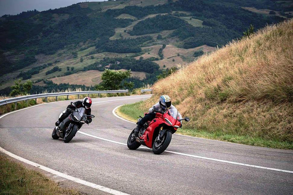 Ducati Panigale 955 против Ducati Panigale V2 2025. Отзыв