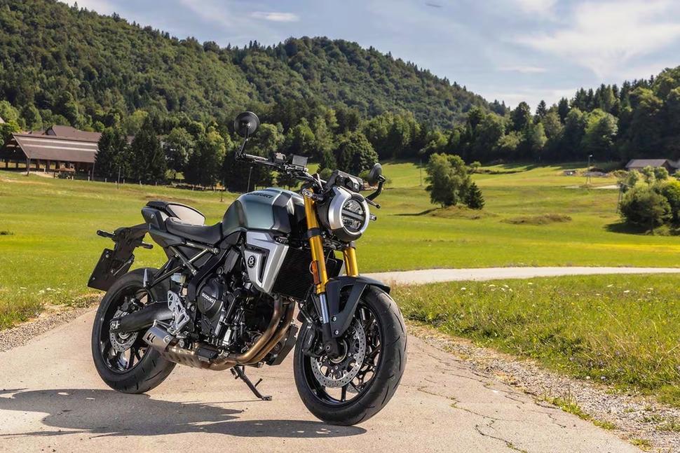 Suzuki GSX-8T