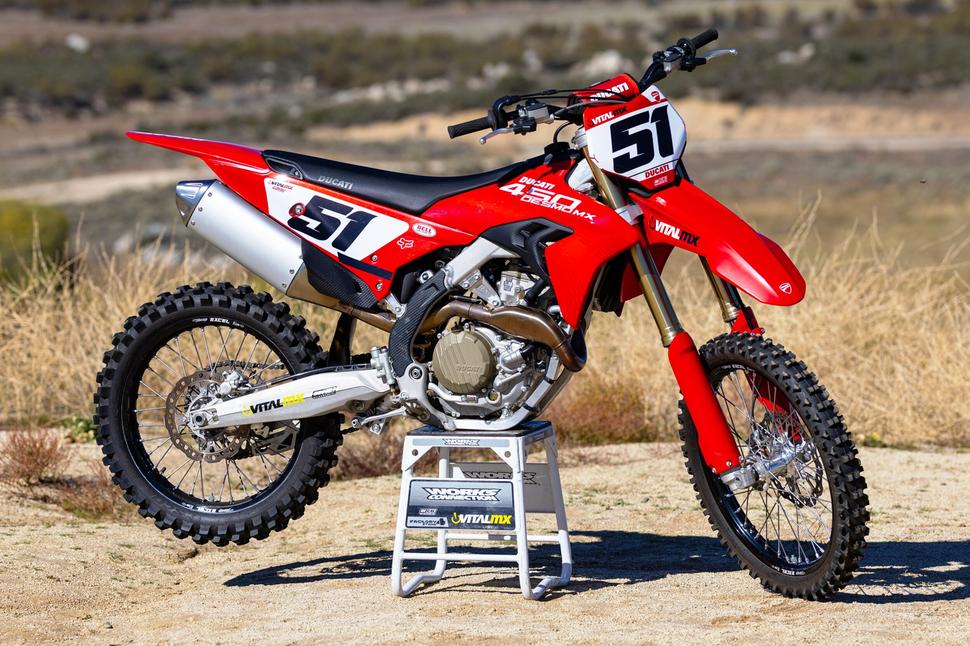 Сравнение восьми кроссовых мотоциклов 450 кубов 2026 года