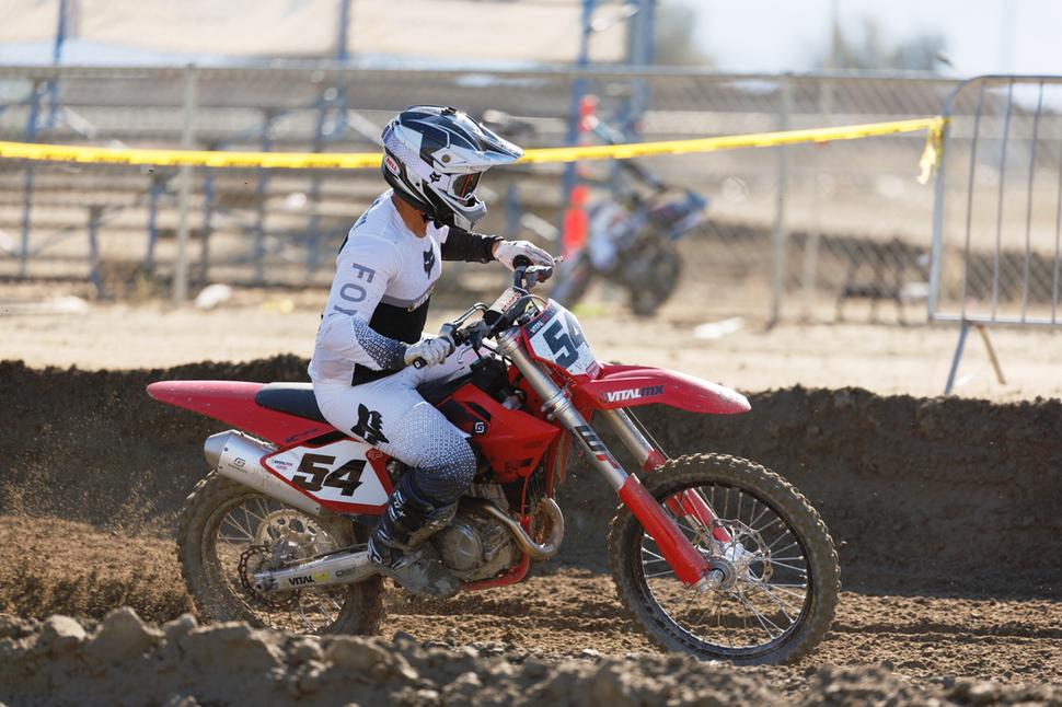 Сравнение восьми кроссовых мотоциклов 450 кубов 2026 года