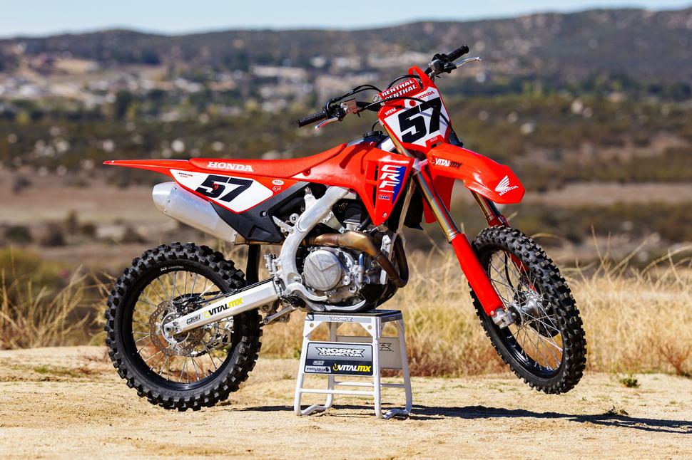 Сравнение восьми кроссовых мотоциклов 450 кубов 2026 года