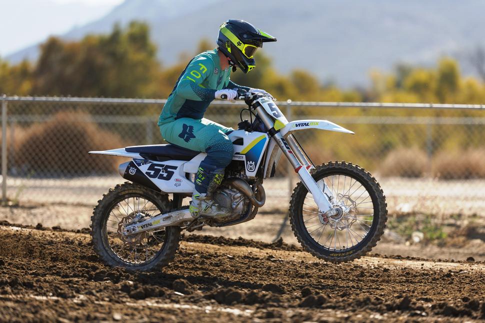 Сравнение восьми кроссовых мотоциклов 450 кубов 2026 года