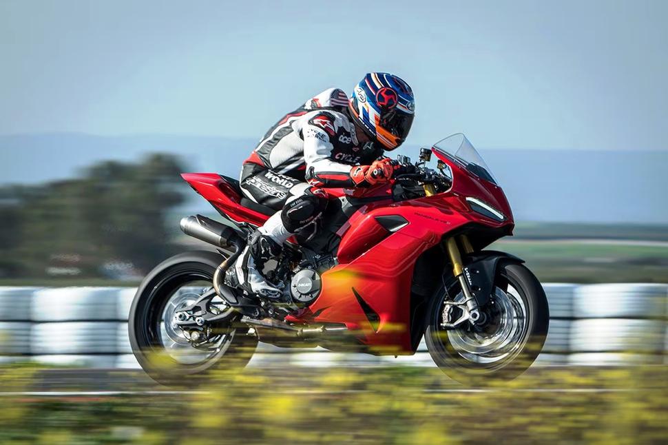 Ducati Panigale V2 S 2025