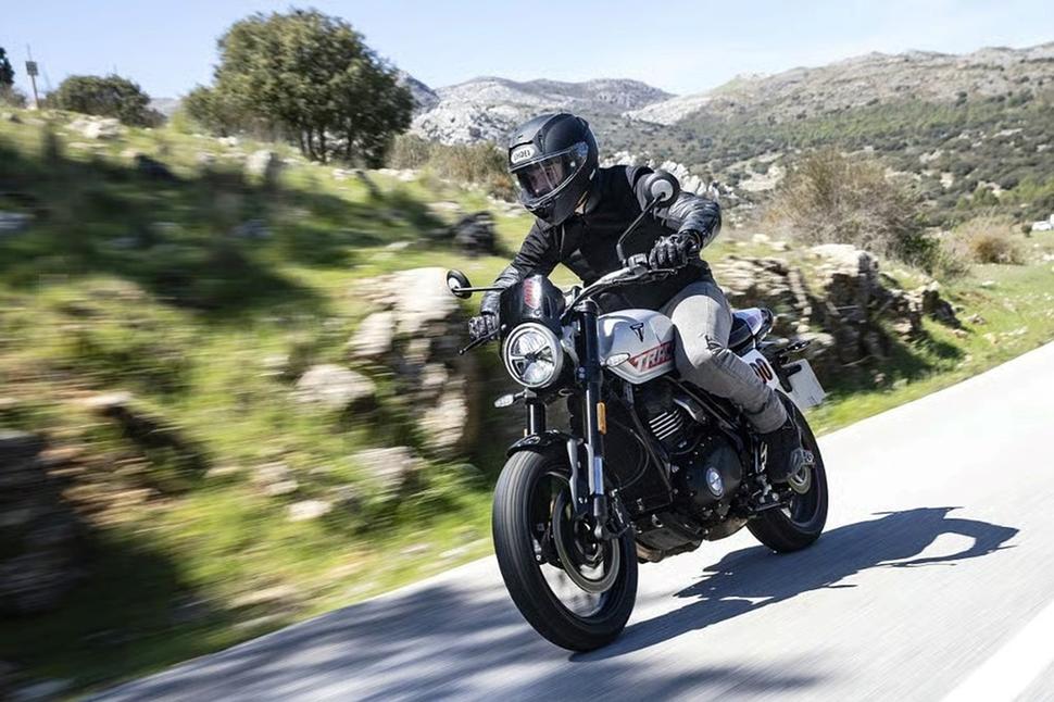 Triumph Thruxton 400 и Tracker 400 2026. Отзыв