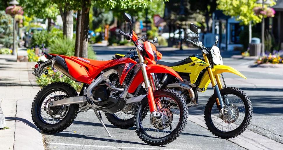 Японская дуэль: Honda CRF450RL 2025 против Suzuki DR-Z4S 2025