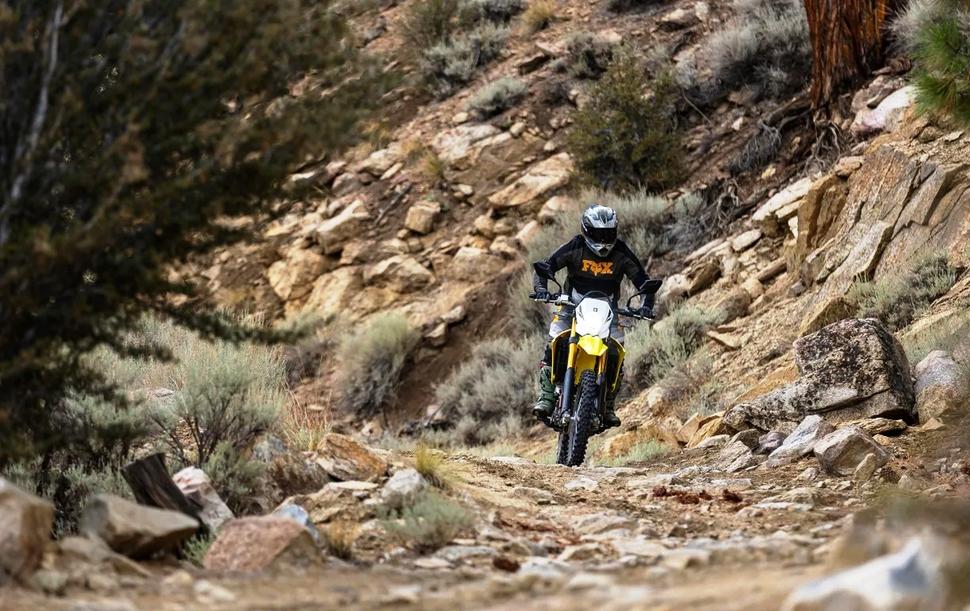 Японская дуэль: Honda CRF450RL 2025 против Suzuki DR-Z4S 2025